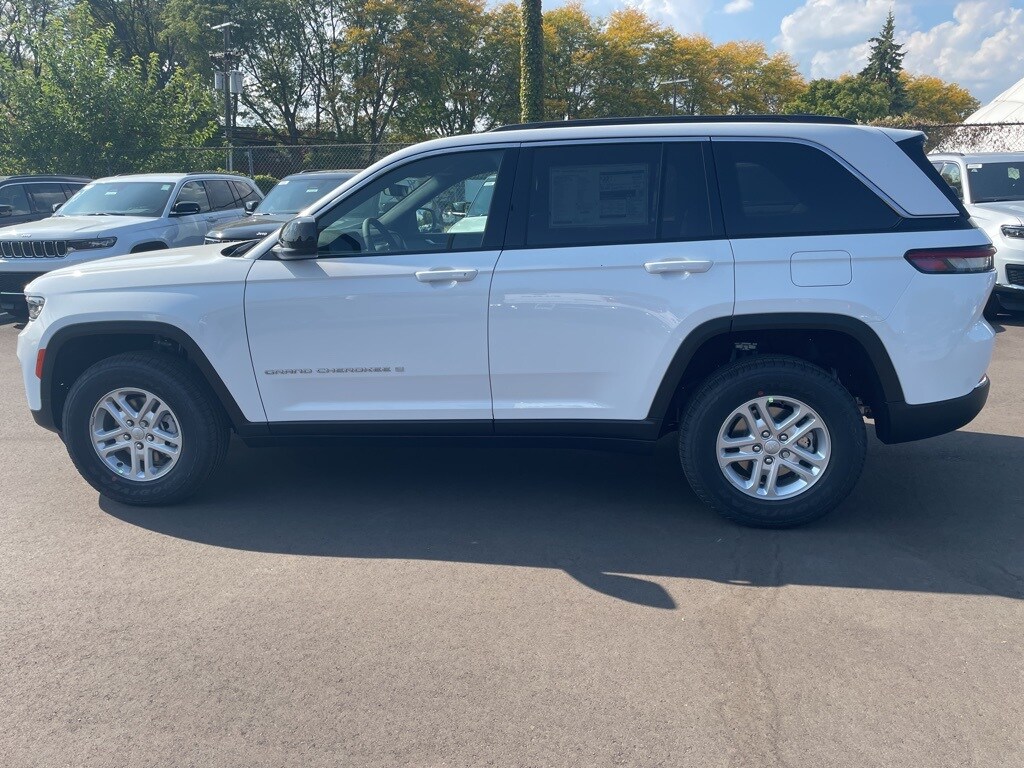 2025 Jeep Grand Cherokee Laredo photo 3
