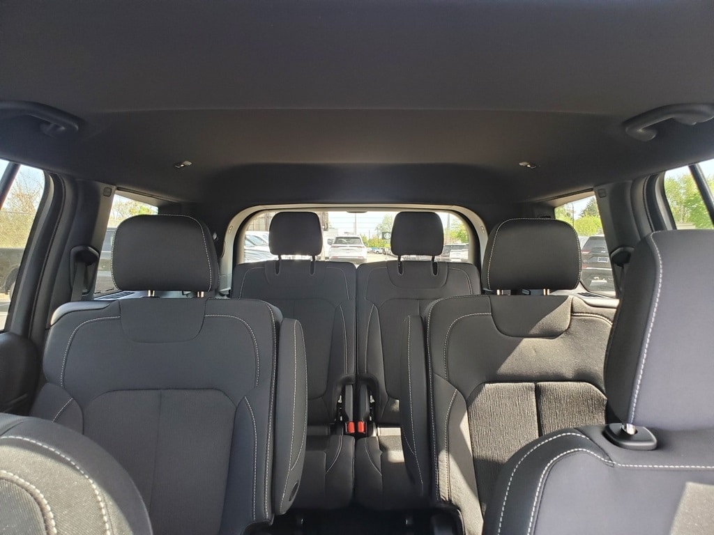 2025 Jeep Grand Cherokee Laredo photo 5