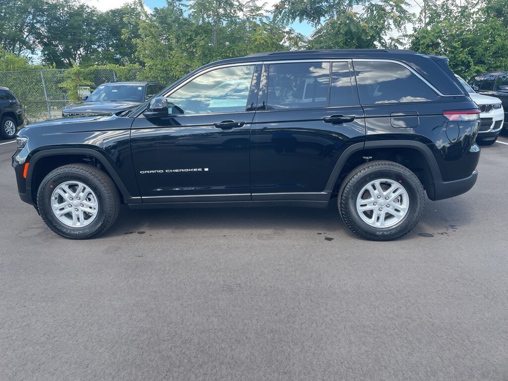 2025 Jeep Grand Cherokee Laredo photo 3