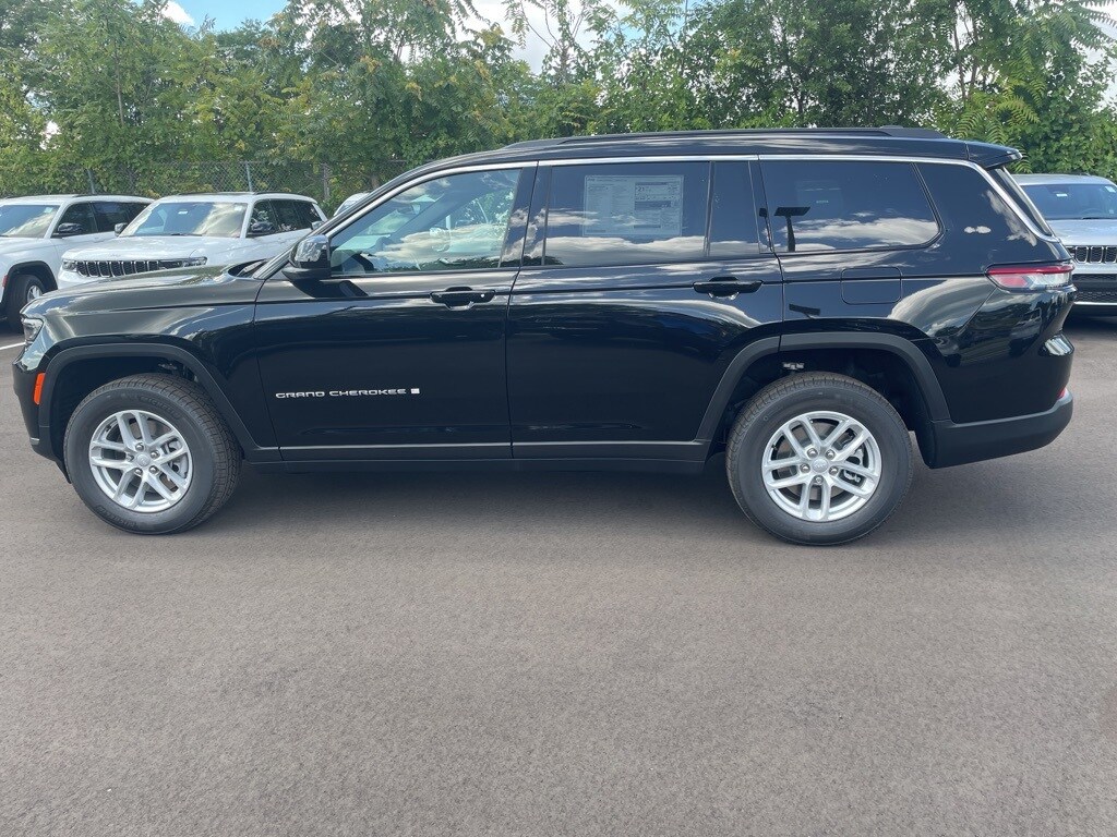 2025 Jeep Grand Cherokee Laredo photo 3