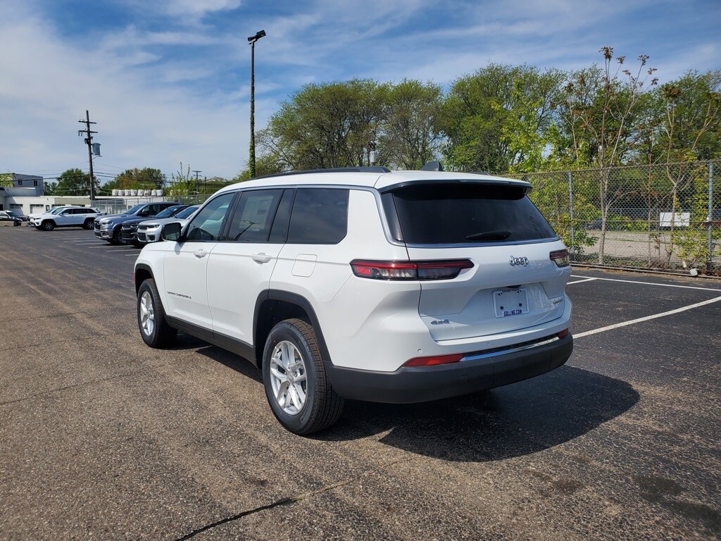 2025 Jeep Grand Cherokee Laredo photo 3