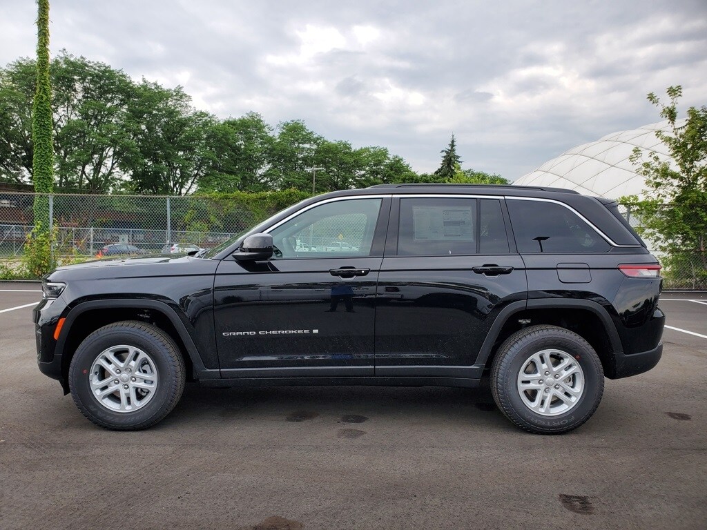 2025 Jeep Grand Cherokee Laredo photo 2