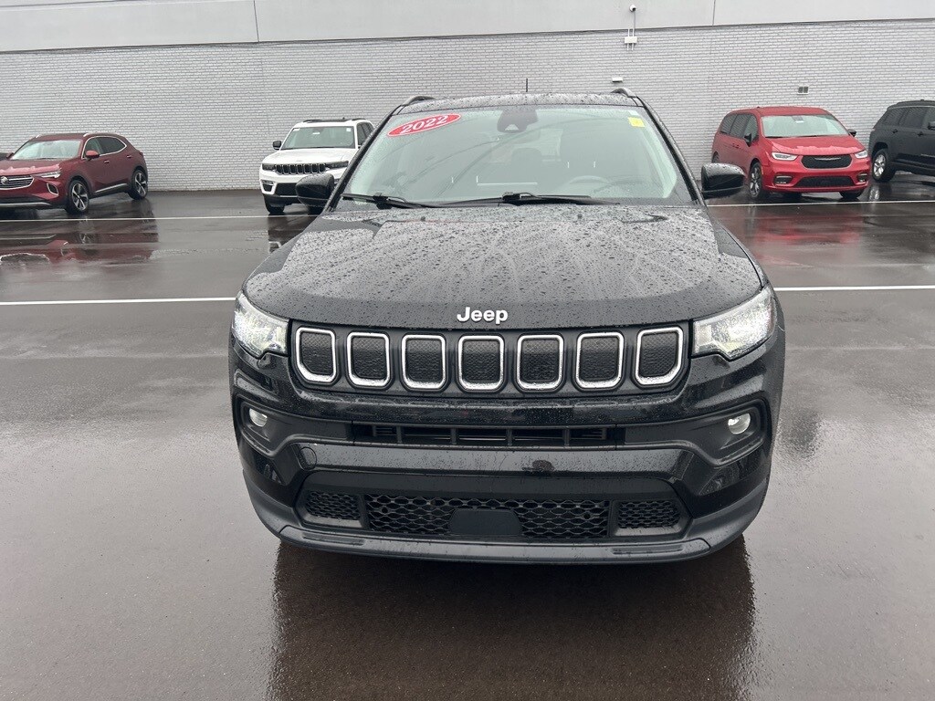 2022 Jeep Compass Latitude Lux photo 2