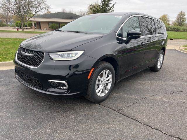 2026 Chrysler Pacifica Select AWD's photo