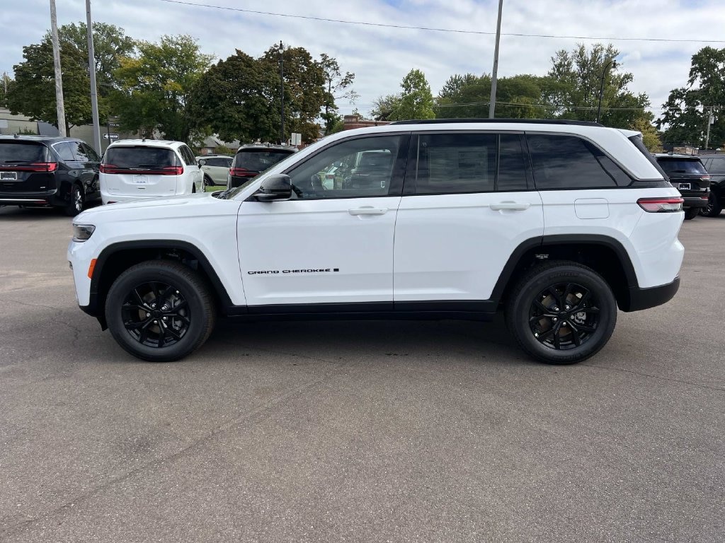 New 2026 Jeep Grand Cherokee LAREDO ALTITUDE 4X4 Sport Utility
