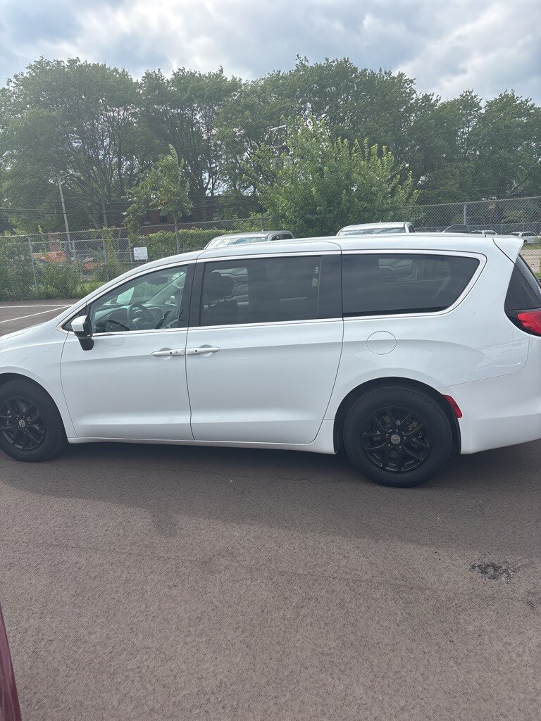 2023 Chrysler Voyager LX photo 3
