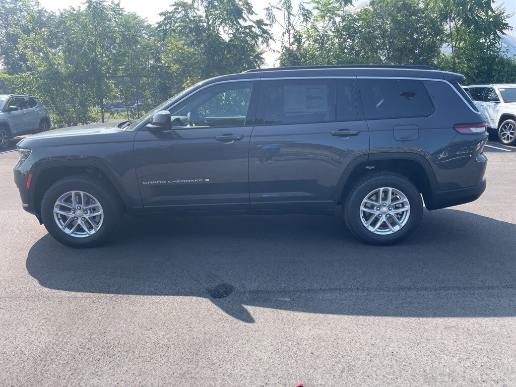 2025 Jeep Grand Cherokee Laredo photo 2