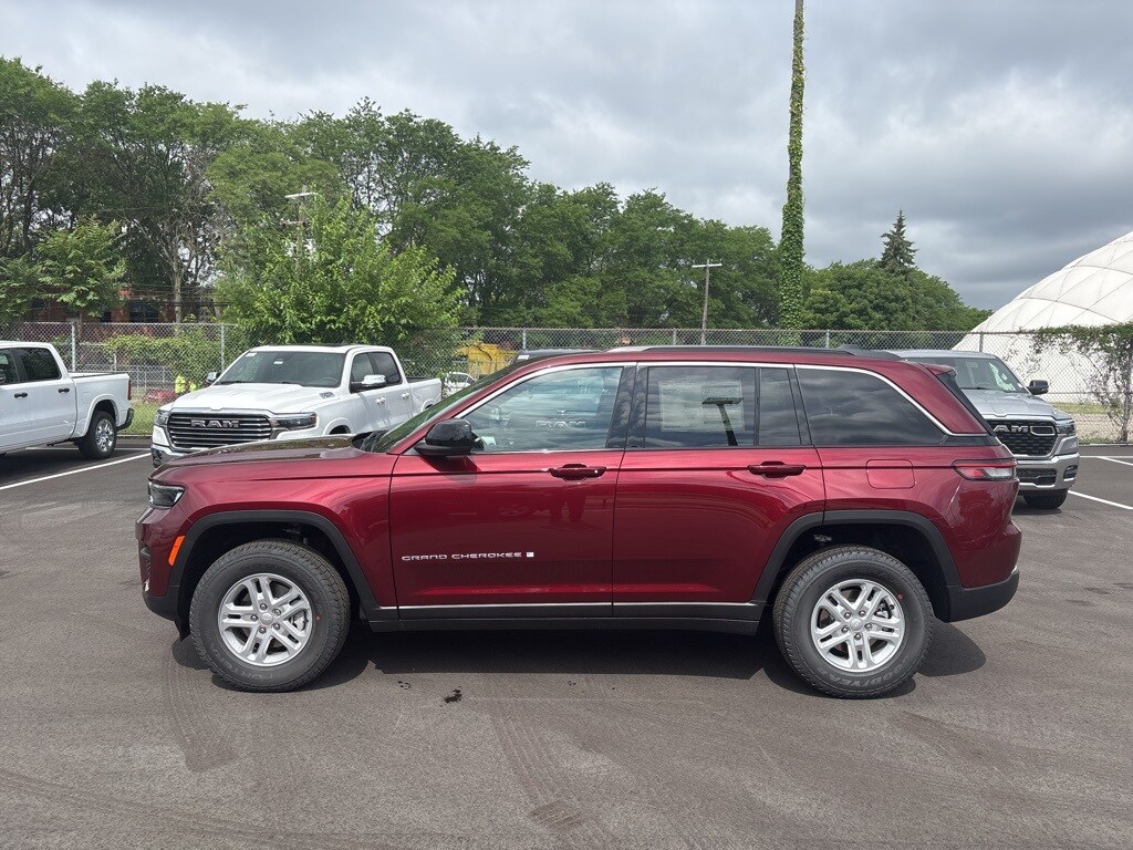 2025 Jeep Grand Cherokee Laredo photo 4