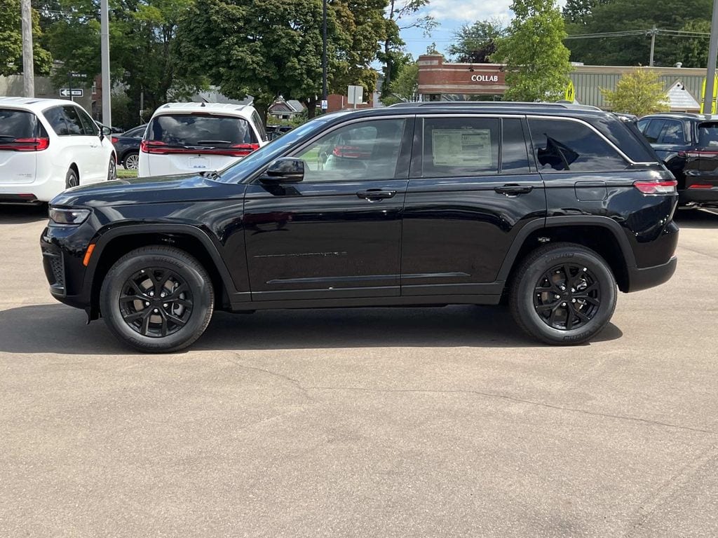 New 2026 Jeep Grand Cherokee LAREDO ALTITUDE 4X4 Sport Utility