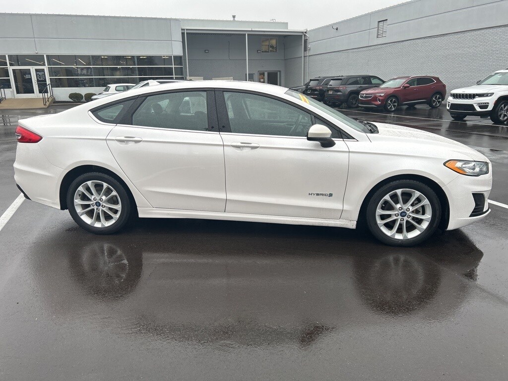 2019 Ford Fusion Hybrid SE photo 2