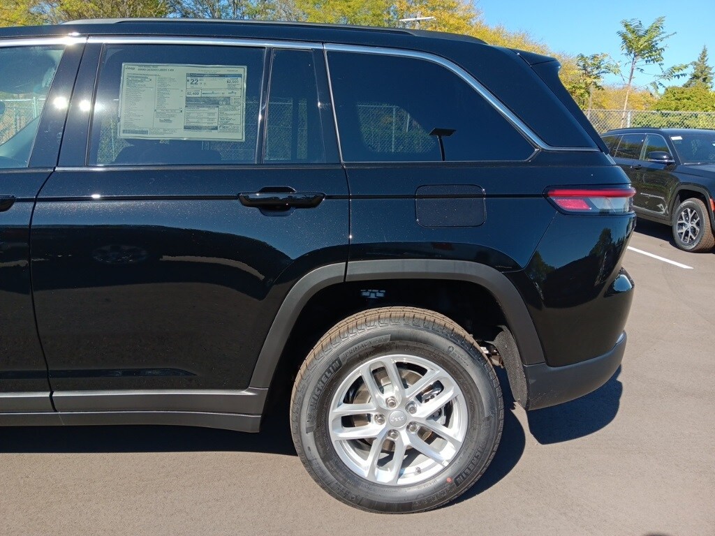 2025 Jeep Grand Cherokee Laredo photo 2