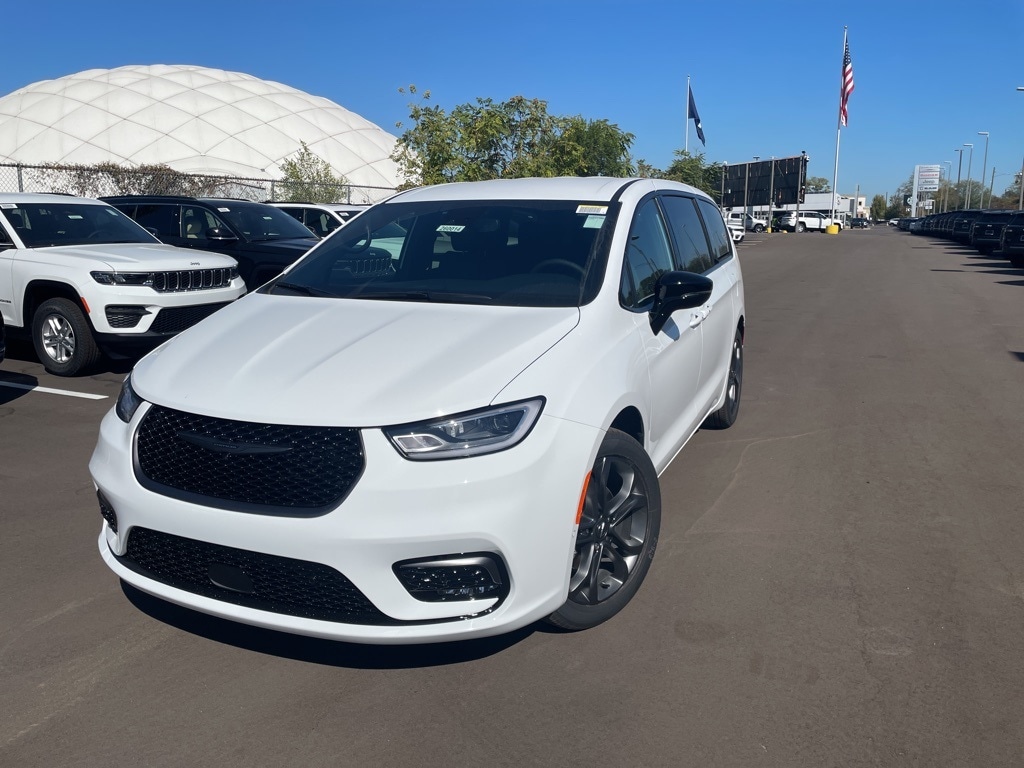 2026 Chrysler Pacifica Select's photo