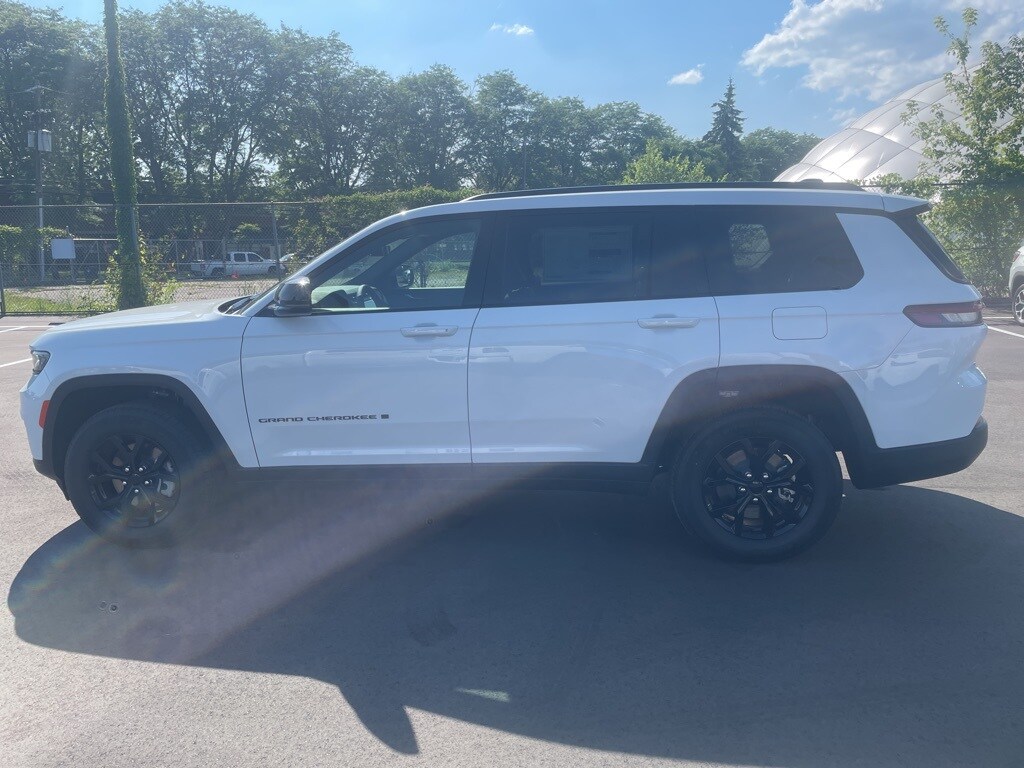 2025 Jeep Grand Cherokee Altitude photo 3