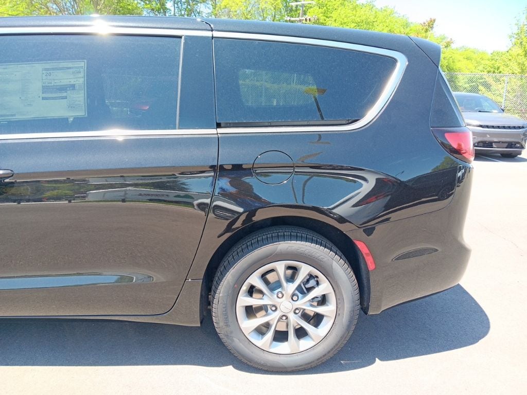 New 2027 Chrysler Pacifica SELECT AWD Passenger Van