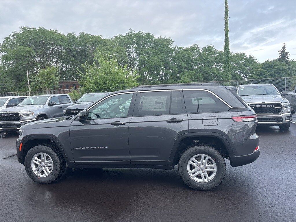 2025 Jeep Grand Cherokee Laredo photo 3