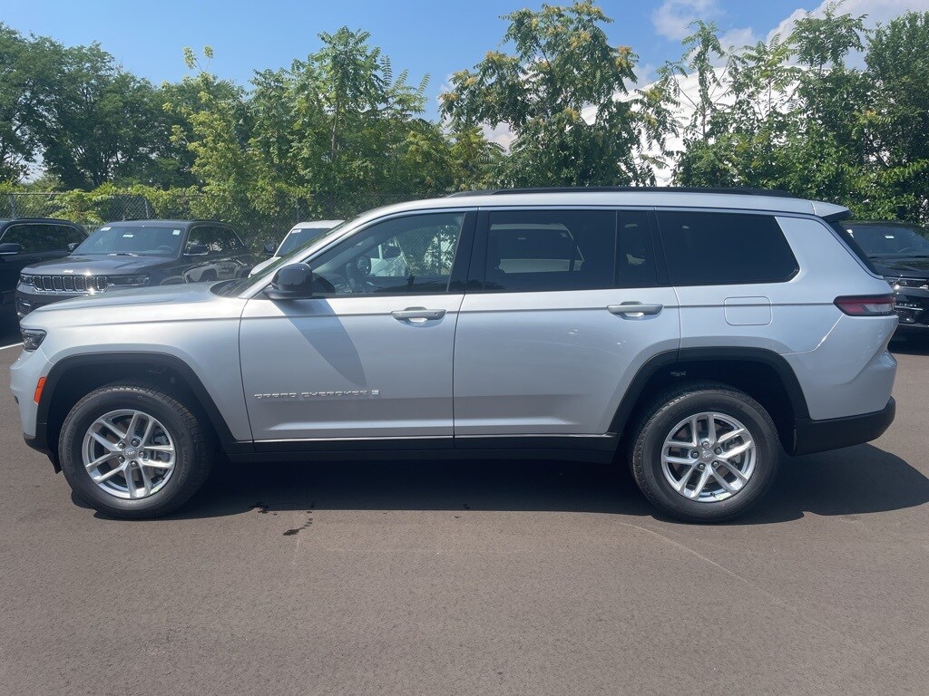 2025 Jeep Grand Cherokee Laredo photo 3
