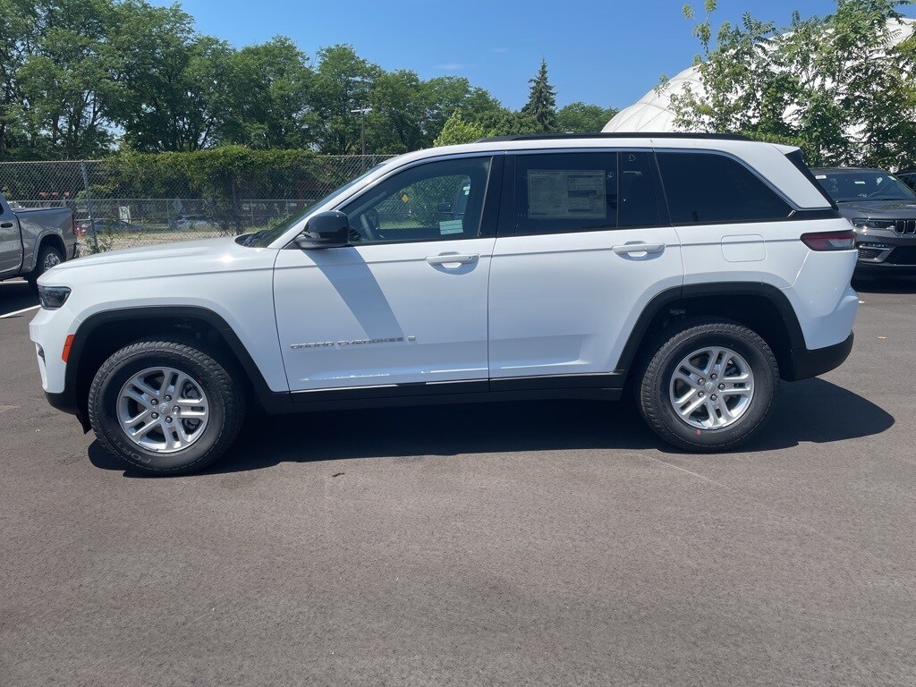 2025 Jeep Grand Cherokee Laredo photo 3