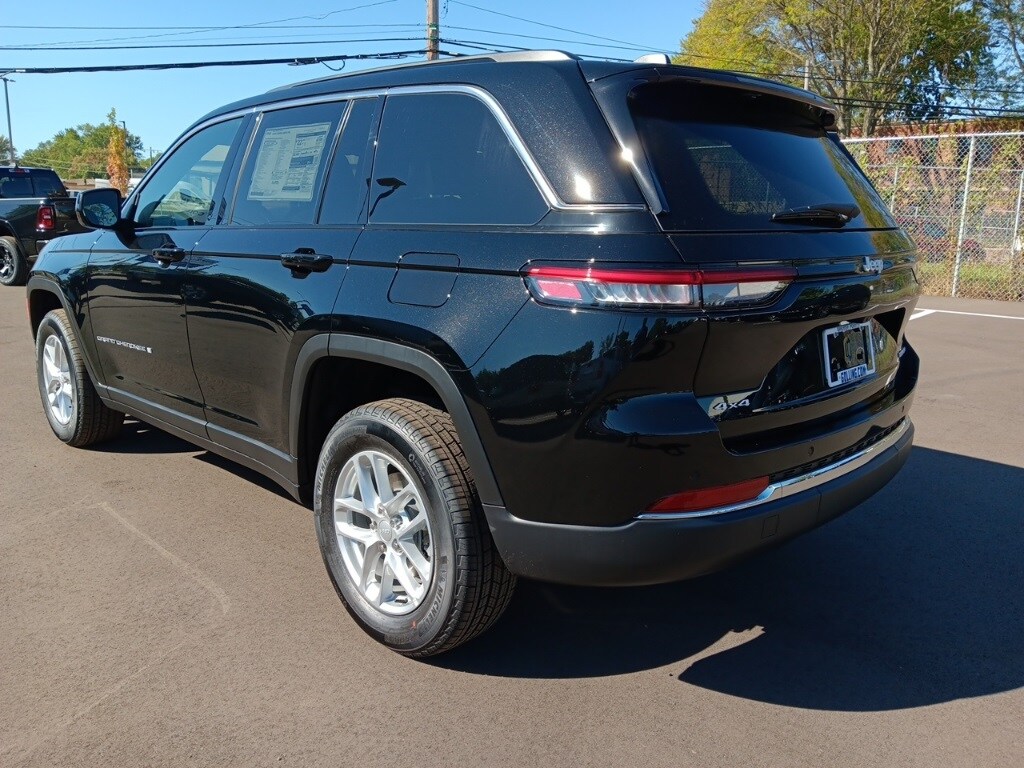 2025 Jeep Grand Cherokee Laredo photo 3