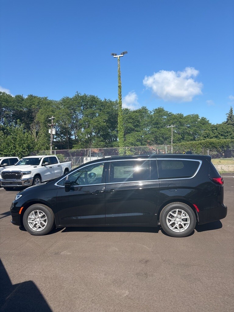 2026 Chrysler Pacifica photo 3