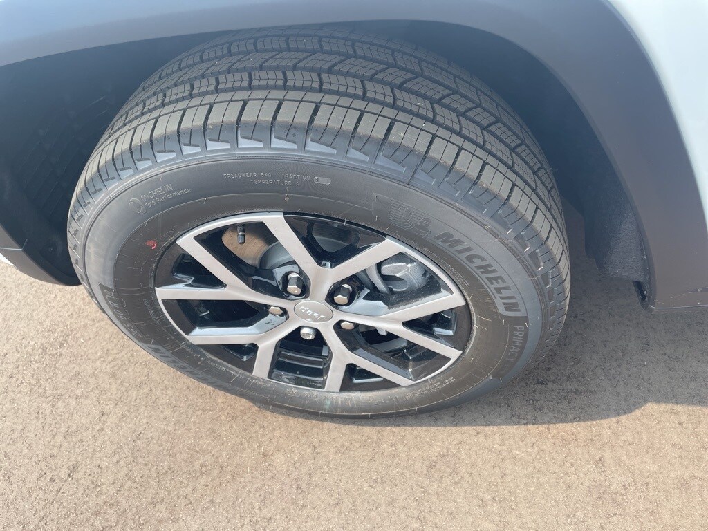 2025 Jeep Grand Cherokee Limited photo 2