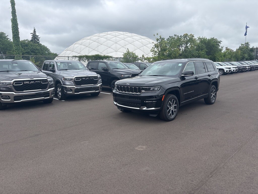 2025 Jeep Grand Cherokee Limited photo 2