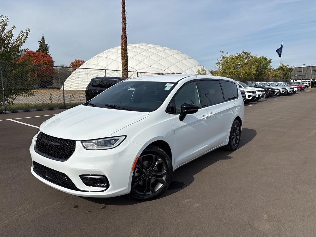 2026 Chrysler Pacifica Select's photo