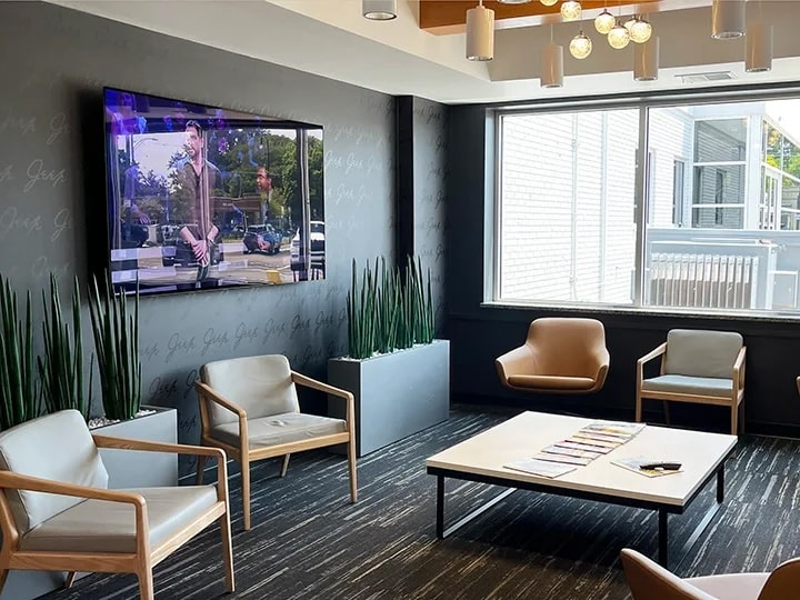 Waiting area at Golling CDJR Grosse Pointe