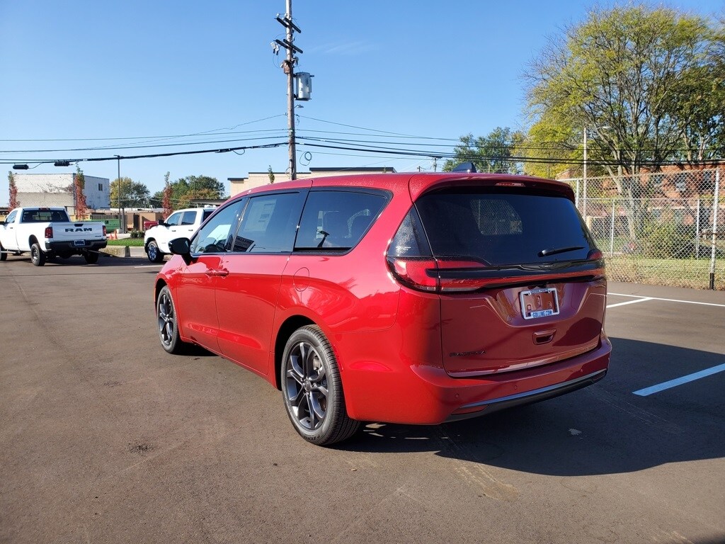 2026 Chrysler Pacifica photo 3
