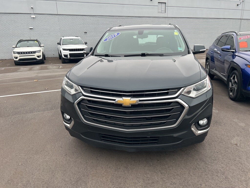 2019 Chevrolet Traverse Cloth 1LT photo 2