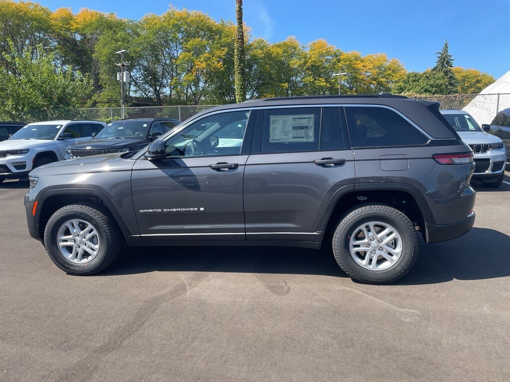2025 Jeep Grand Cherokee Laredo photo 3