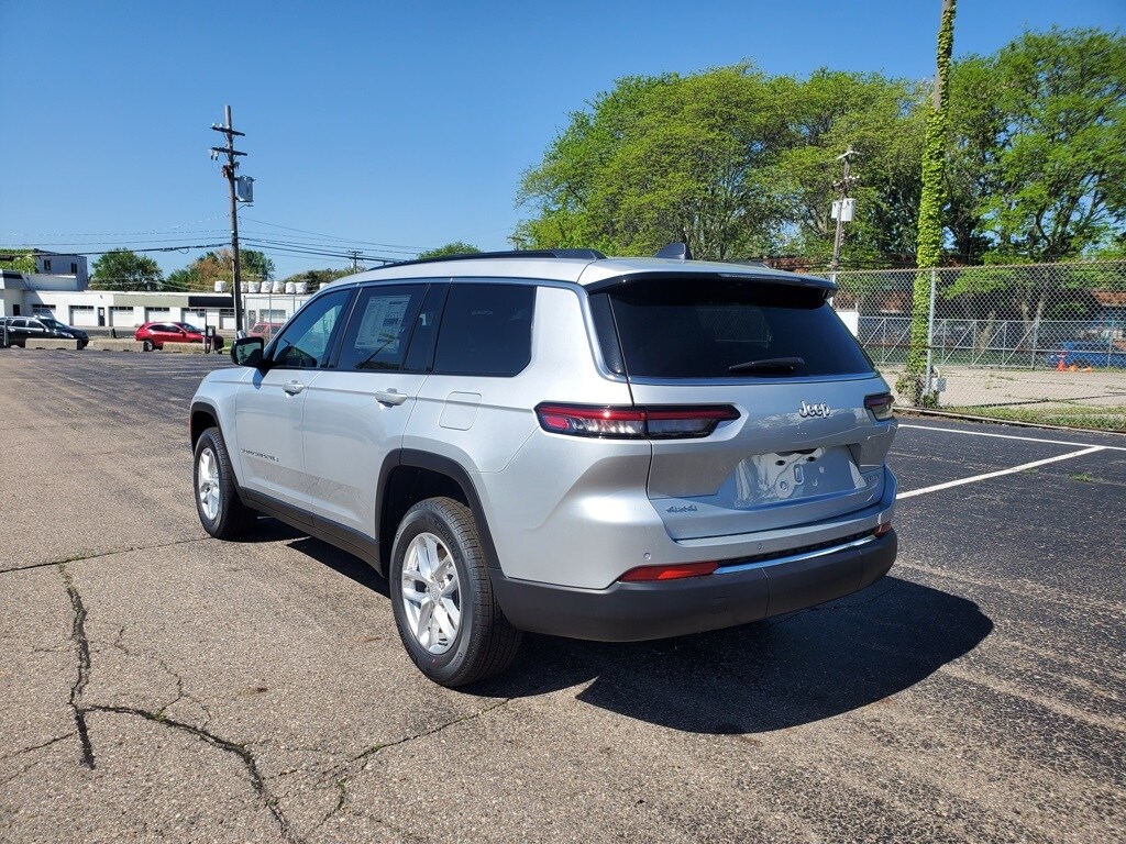 2025 Jeep Grand Cherokee Laredo photo 2