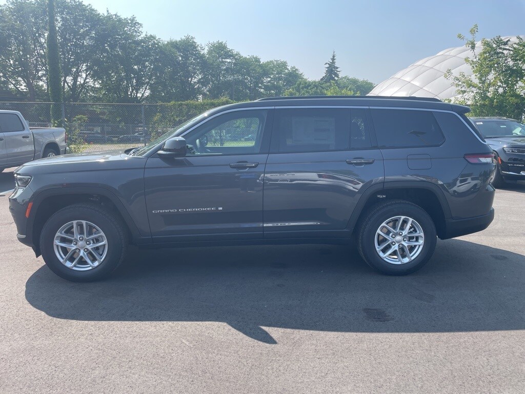 2025 Jeep Grand Cherokee Laredo photo 3