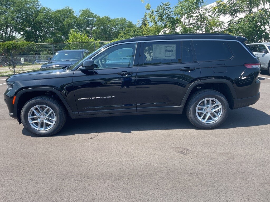2025 Jeep Grand Cherokee Laredo photo 3