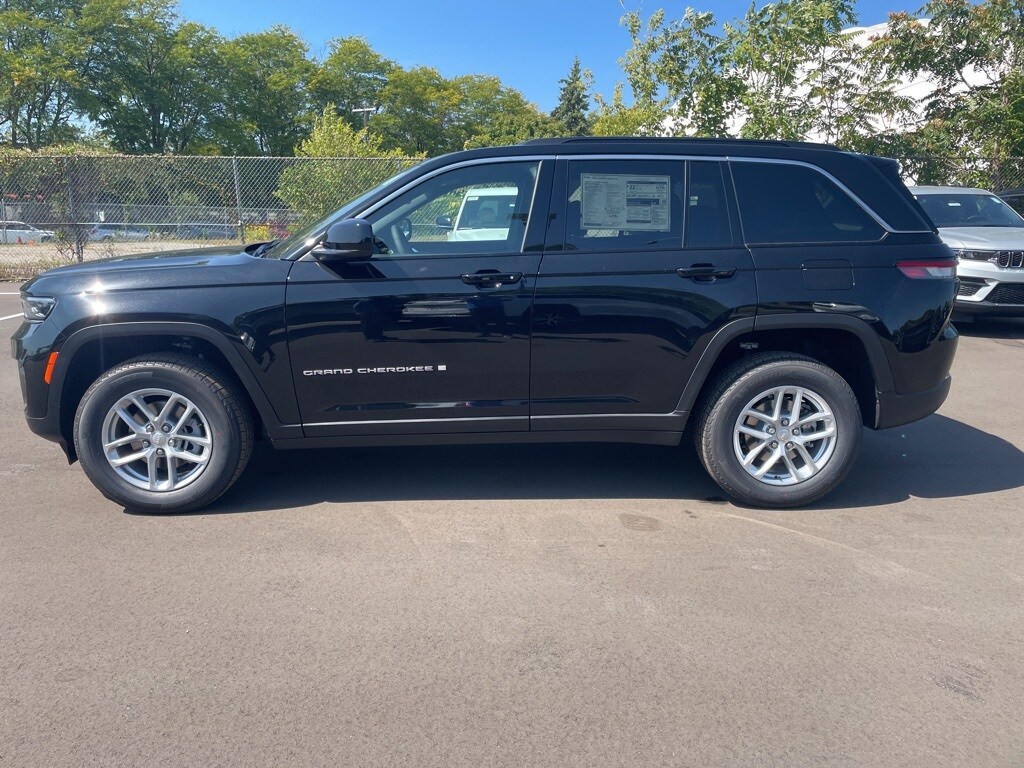 2025 Jeep Grand Cherokee Laredo photo 2