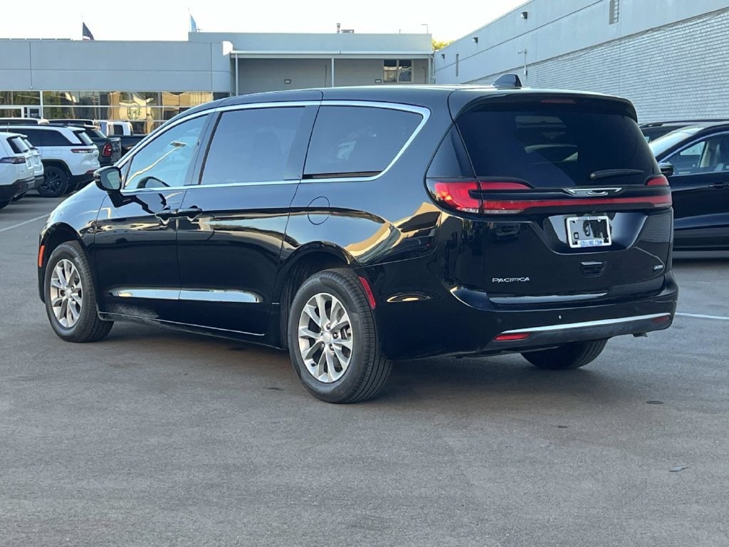 Used 2027 Chrysler Pacifica Select Minivan/Van