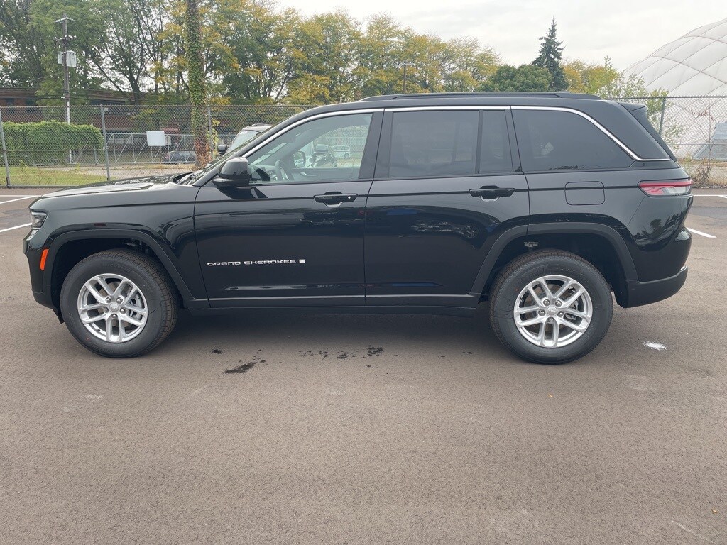 2025 Jeep Grand Cherokee Laredo photo 3