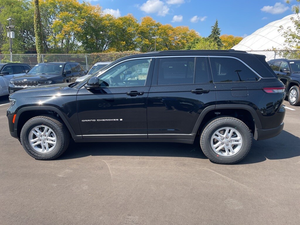 2025 Jeep Grand Cherokee Laredo photo 2