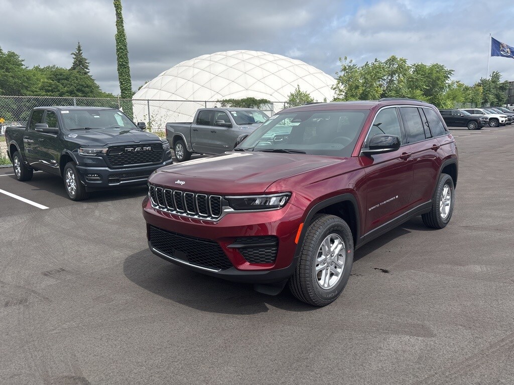 2025 Jeep Grand Cherokee Laredo photo 3
