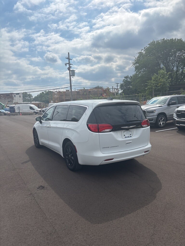 2023 Chrysler Voyager LX photo 4