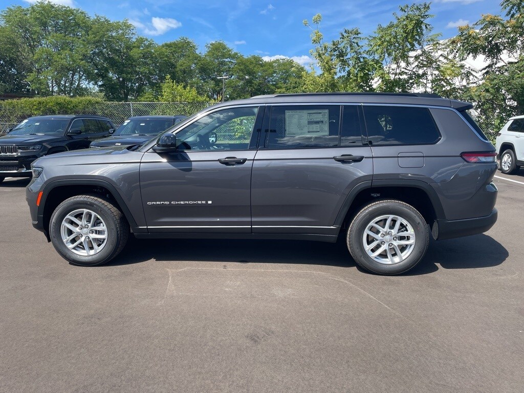 2025 Jeep Grand Cherokee Laredo photo 2