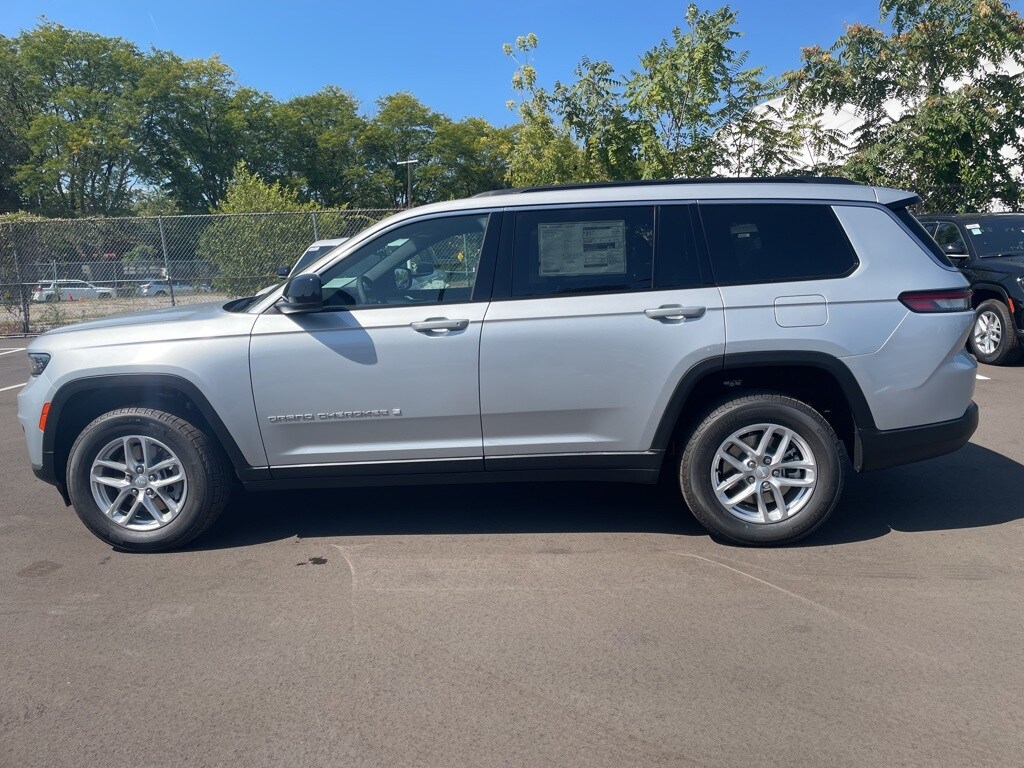 2025 Jeep Grand Cherokee Laredo photo 2