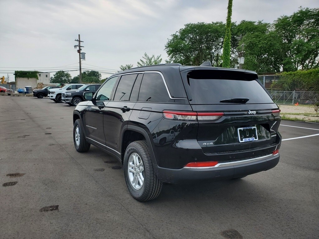 2025 Jeep Grand Cherokee Laredo photo 3