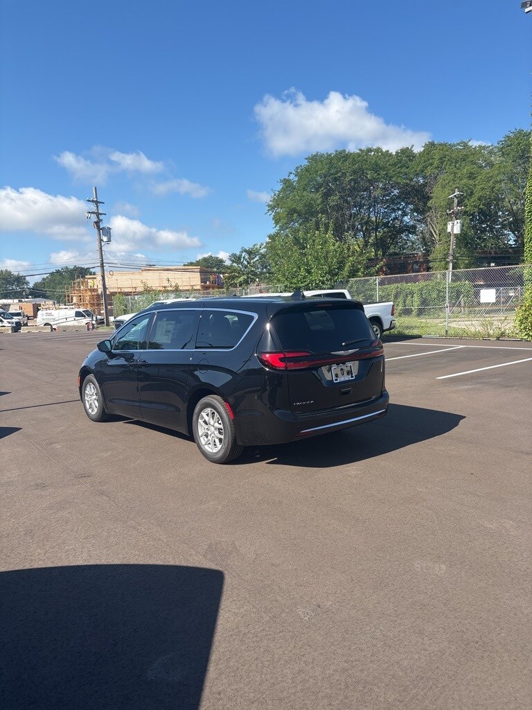 2026 Chrysler Pacifica photo 4