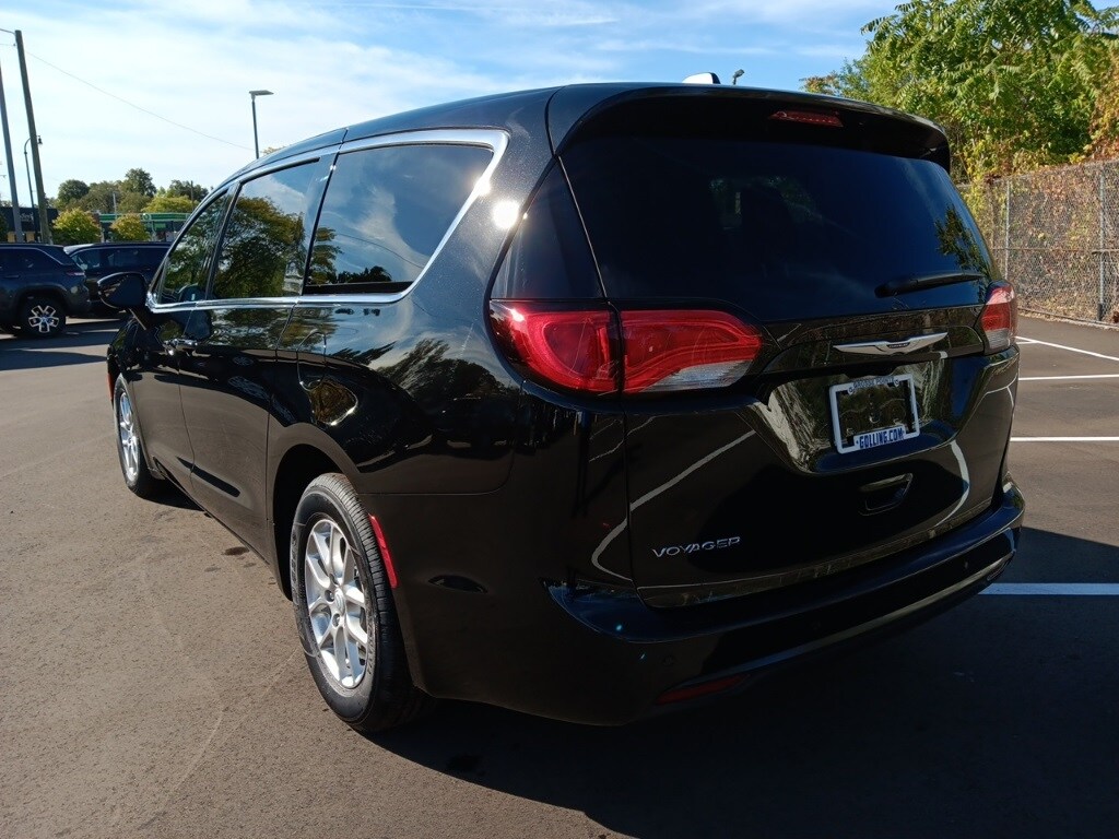 2025 Chrysler Voyager LX photo 4