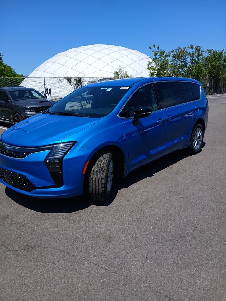 2027 Chrysler Pacifica Select AWD's photo
