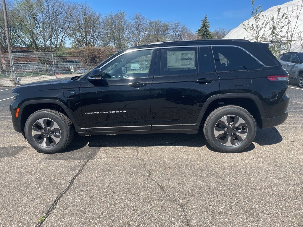 2025 Jeep Grand Cherokee 4xe photo 3