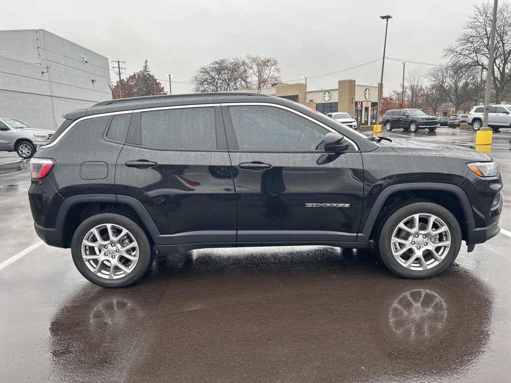 2022 Jeep Compass Latitude Lux photo 4