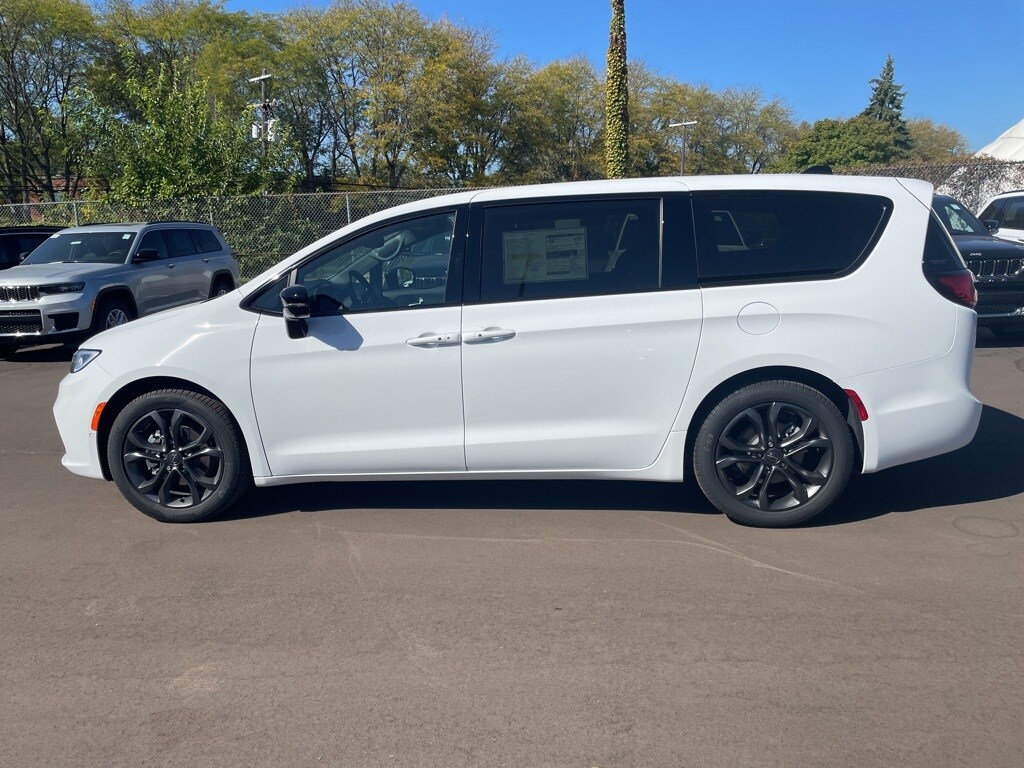 2026 Chrysler Pacifica photo 3