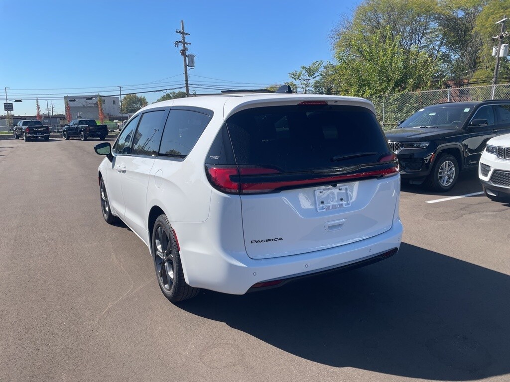 2026 Chrysler Pacifica photo 4