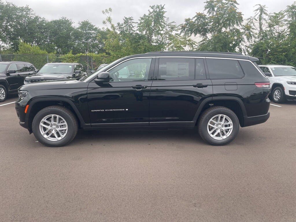 2025 Jeep Grand Cherokee Laredo photo 2